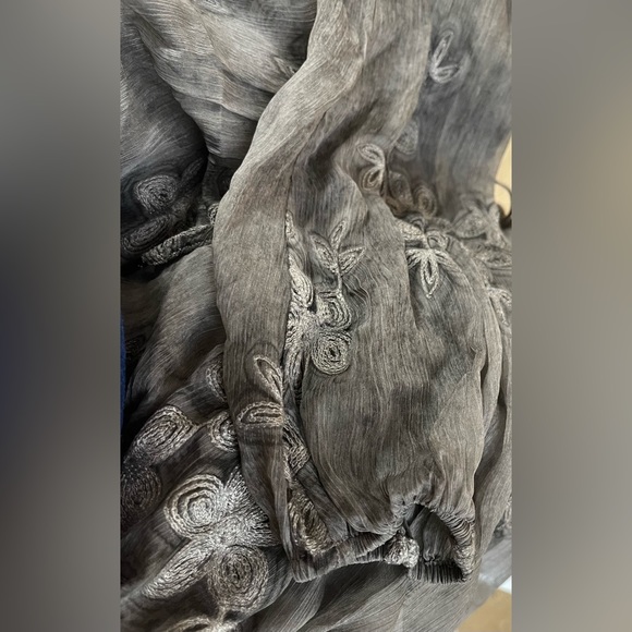 Elie Tahari sheer grey top with embroidered flowers size L - Picture 5 of 9